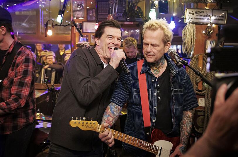 Campino ließ es nicht nicht nehmen, mit den Toten Hosen bei "Inas Nacht" einen neune Song zu spielen. Campino ließ es nicht nicht nehmen, mit den Toten Hosen bei "Inas Nacht" einen neune Song zu spielen.