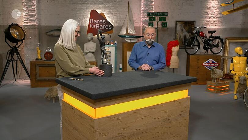 "Aufs Wesentliche reduziert, trotzdem alles da", beschrieb Horst Lichter die etwas kantige Darstellung eines Golfers. Dann fiel dem "Bares für Rares"-Moderator auf, dass die Bronzefigur unbekleidet war: "Hui!" "Aufs Wesentliche reduziert, trotzdem alles da", beschrieb Horst Lichter die etwas kantige Darstellung eines Golfers. Dann fiel dem "Bares für Rares"-Moderator auf, dass die Bronzefigur unbekleidet war: "Hui!"