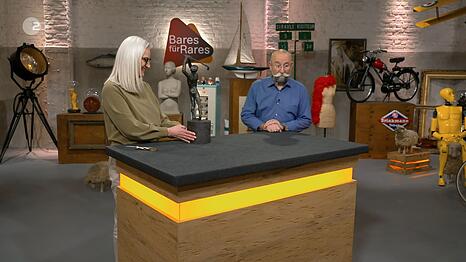 "Aufs Wesentliche reduziert, trotzdem alles da", beschrieb Horst Lichter die etwas kantige Darstellung eines Golfers. Dann fiel dem "Bares f&uuml;r Rares"-Moderator auf, dass die Bronzefigur unbekleidet war: "Hui!"