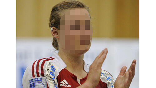 Handball-Star Sara W. (22) zeigte ihren Vater wegen sexuellen Missbrauchs an. Handball-Star Sara W. (22) zeigte ihren Vater wegen sexuellen Missbrauchs an.