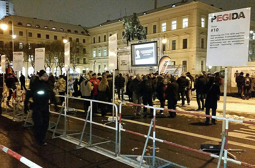 Die montäglichen Pegida-Umzüge bescheren den Geschäften am Odeonsplatz finanzielle Einbußen.