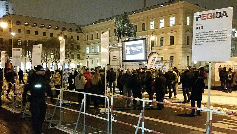 Die montäglichen Pegida-Umzüge bescheren den Geschäften am Odeonsplatz finanzielle Einbußen. Die montäglichen Pegida-Umzüge bescheren den Geschäften am Odeonsplatz finanzielle Einbußen.