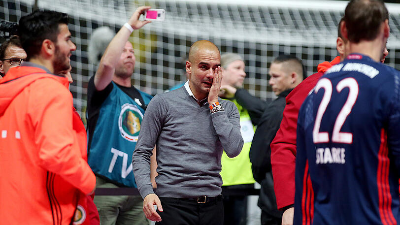 3. Der emotionalste Moment: Wer hätte das gedacht? Pep Guardiola wird zum Ende seiner Münchner Zeit sentimental. Nach dem Pokalsieg in Berlin gegen Borussia Dortmund (4:3 im Elfmeterschießen), seinem letzten Spiel als Bayern-Trainer, weint Guardiola in den Armen seiner Spieler.
