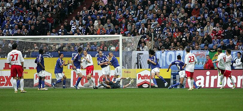 Tor 8, April 2006: Podolski trifft aus den unmöglichsten Distanzen und Winkeln. Gegen Schalke knallt er einen indirekten Freistoß aus fünf Metern unter die Latte. Tor des Monats Nummer acht, er zieht an Jürgen Klinsmann (7) vorbei.