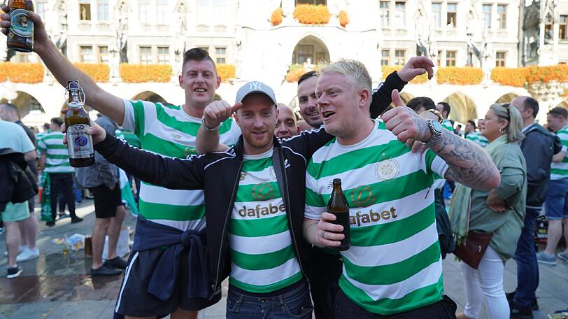 Auf dem Marienplatz feiern bereits die Celtic-Fans.