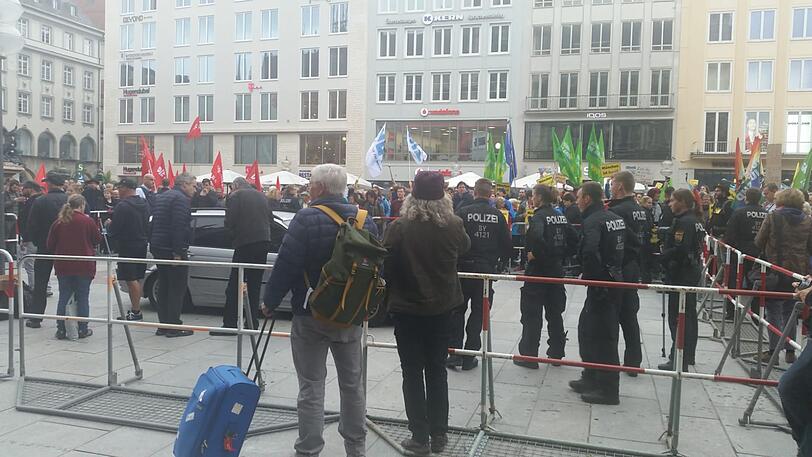 Hunderte Gegendemonstranten protestieren gegen die NPD-Kundgebung auf dem Marienplatz.
