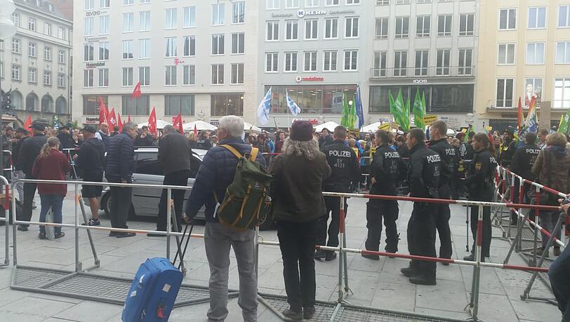 Hunderte Gegendemonstranten protestieren gegen die NPD-Kundgebung auf dem Marienplatz.