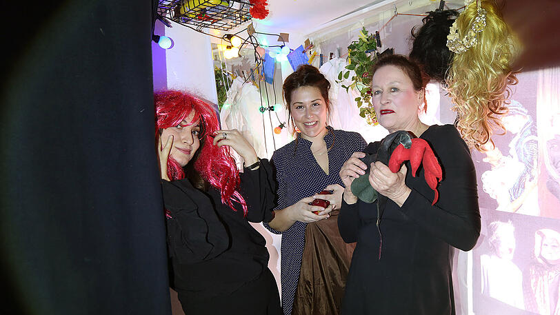 In der Umkleide (v.l.): Pechmarie Helena George, Goldmarie Anna März und Frau Holle Claudia Kaviani.