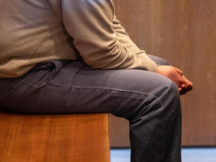 Ein wegen versuchten Mordes angeklagter Mann sitzt zum Prozessbeginn im Landgericht Nürnberg-Fürth. Foto: Daniel Karmann/dpa/Archivbild