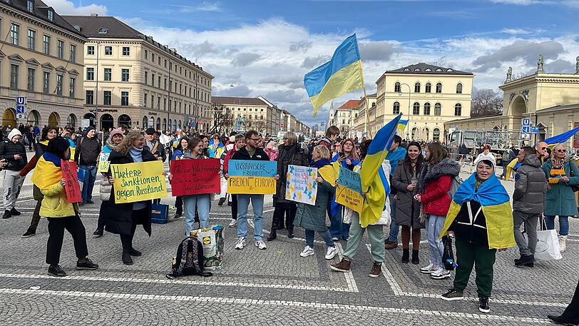 Am Odeonsplatz demonstrieren die Teilnehmer für härtere Sanktionen gegen Russland im Krieg gegen die Ukraine.