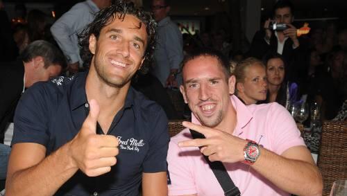 Beim Feiern mit Kumpel Luca Toni : Franck Ribéry. Beim Feiern mit Kumpel Luca Toni : Franck Ribéry.