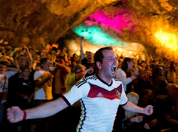 So feiern die Fans nach dem Public Viewing den WM-Titel.