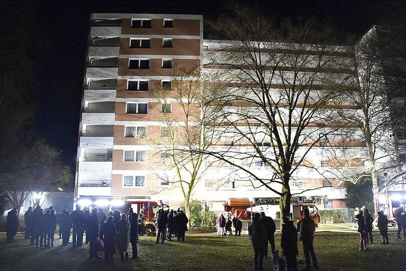 In einem neungeschossigen Wohnblock im Stadtteil Forstenried musste die Feuerwehr in der Nacht einen ausgedehnten Kellerbrand löschen. Ein Mann
erlitt eine Rauchgasvergiftung und wurde zur Behandlung in ein Krankenhaus gebracht.