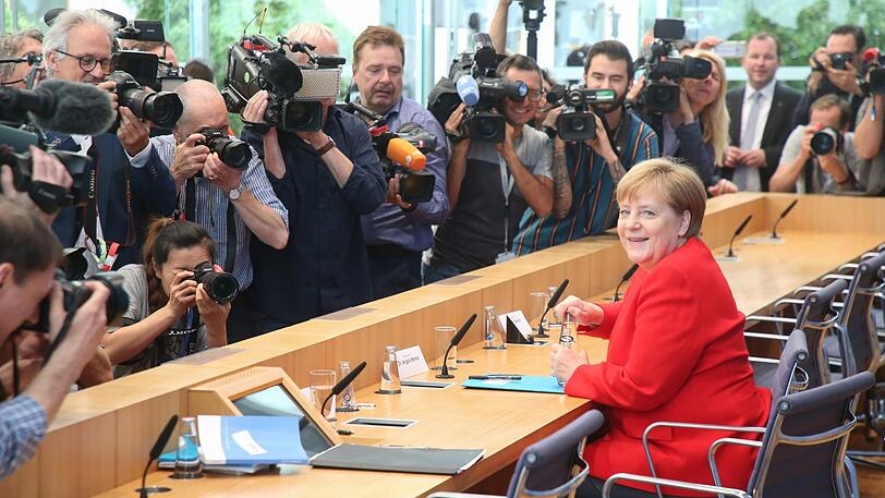 Im Visier unzähliger Kameraleute und Fotografen: Bundeskanzlerin Angela Merkel am Freitag bei der Pressekonferenz.