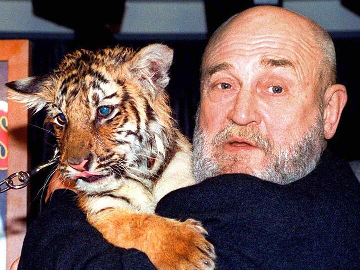 Rolf Hoppe mit einem Tigerbaby (1996).
