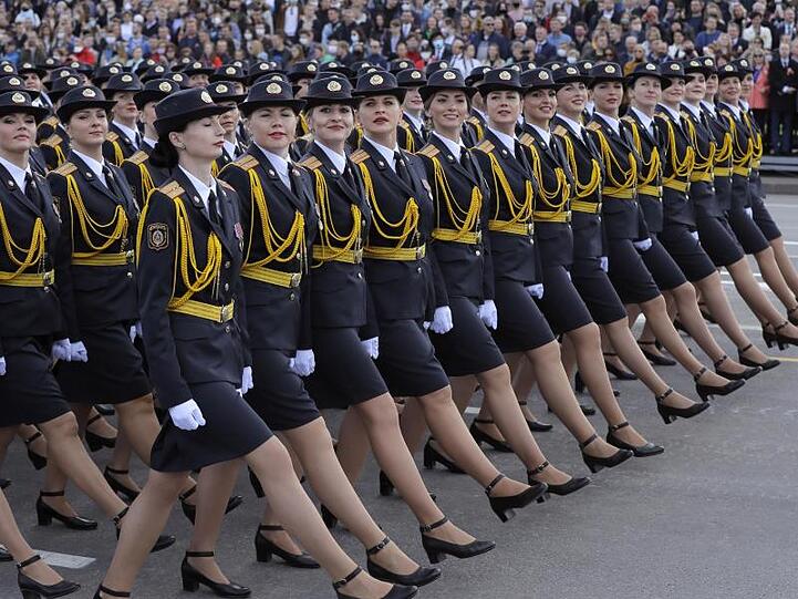 In Reih' und Glied ohne Mundschutz: Belarussische Soldatinnen nehmen an der Militärparade zum 75. Tag des Sieges teil.