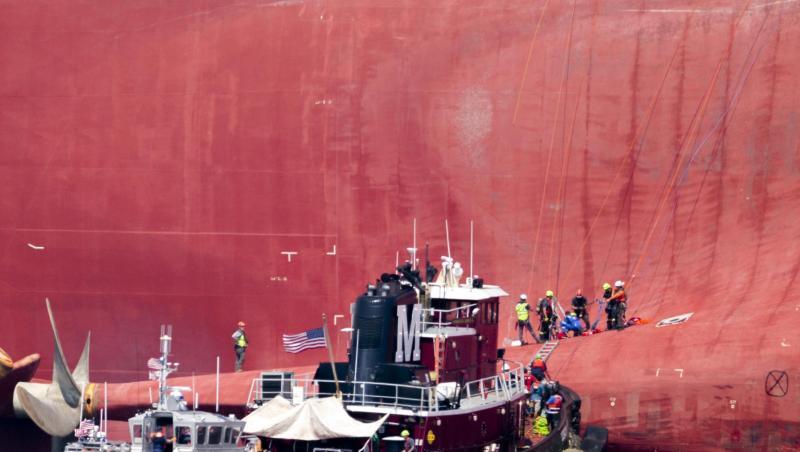 Rettungskräfte arbeiten in der Nähe des Hecks des Frachtschiffs "Golden Ray", welches mit Schlagseite im Meer liegt. Rettungskräfte arbeiten in der Nähe des Hecks des Frachtschiffs "Golden Ray", welches mit Schlagseite im Meer liegt.
