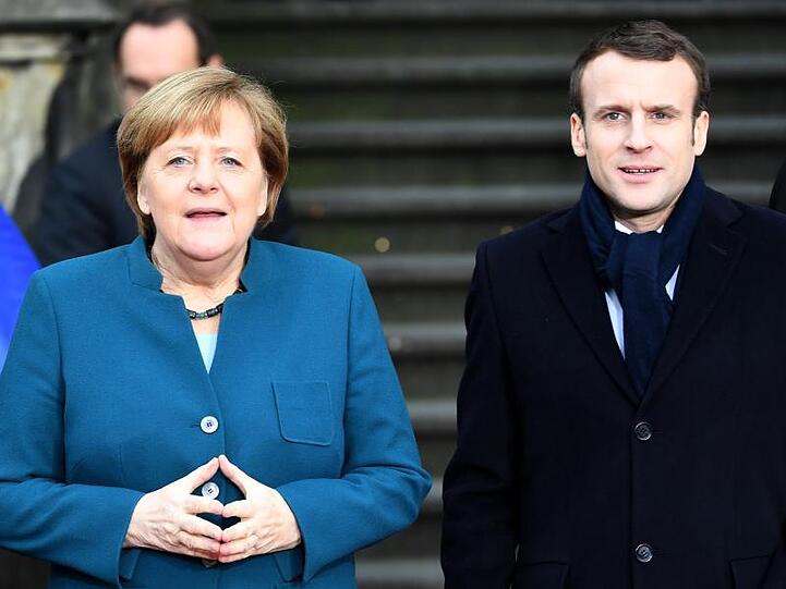 Bundeskanzlerin Merkel und Emmanuel Macron kommen zur Unterzeichnungszeremonie des neuen deutsch-französischen Freundschaftsvertrags.