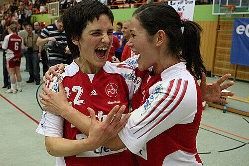 Freudestrahlend ins Finale: Simone Luber (links) und Alexandra Kubasta nach dem Sieg gegen Frankfurt/Oder.