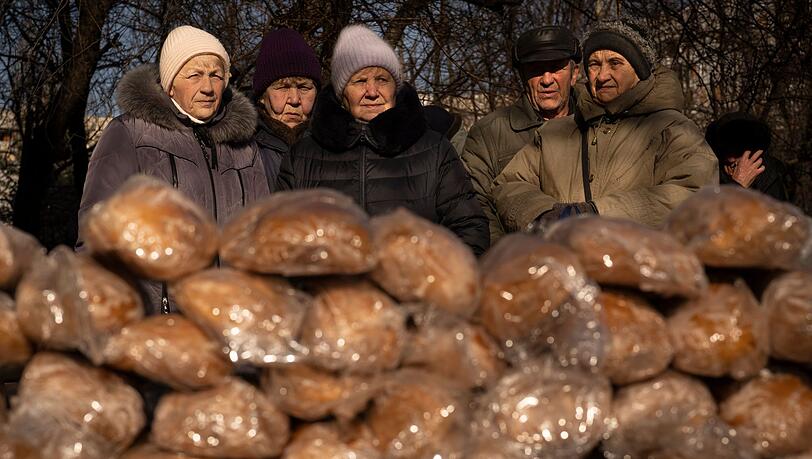 Hilfsorganisationen wie die Caritas verteilen Nahrungsmittel und Trinkwasser an die Menschen in der Ukraine.