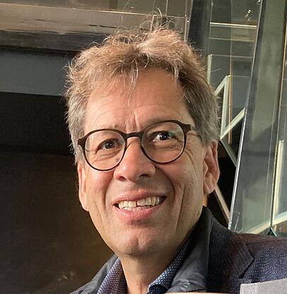Der 62-Jährige Daniel-Erasmus Khan ist an der Bundeswehr-Universität München Professor für öffentliches, Europa- und Völkerrecht. Er war unter anderem mehrmals vor dem Internationalen Gerichtshof (IGH, nicht Strafgerichtshof) in Den Haag tätig, so etwa für die Bundesrepublik Deutschland als Rechtsberater ("Adviser") in einem Rechtsstreit mit Liechtenstein. Der 62-Jährige Daniel-Erasmus Khan ist an der Bundeswehr-Universität München Professor für öffentliches, Europa- und Völkerrecht. Er war unter anderem mehrmals vor dem Internationalen Gerichtshof (IGH, nicht Strafgerichtshof) in Den Haag tätig, so etwa für die Bundesrepublik Deutschland als Rechtsberater ("Adviser") in einem Rechtsstreit mit Liechtenstein.