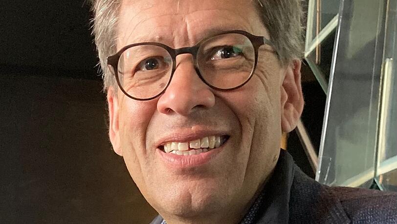 Der 62-Jährige Daniel-Erasmus Khan ist an der Bundeswehr-Universität München Professor für öffentliches, Europa- und Völkerrecht. Er war unter anderem mehrmals vor dem Internationalen Gerichtshof (IGH, nicht Strafgerichtshof) in Den Haag tätig, so etwa für die Bundesrepublik Deutschland als Rechtsberater ("Adviser") in einem Rechtsstreit mit Liechtenstein.