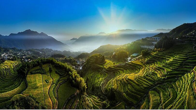 Die tausendjährigen Terrassenfelder in Yunhe der Stadt Lishui sind nicht nur ein Meisterwerk der dörflichen Kultur, sondern auch eine perfekte Kombination aus Natur und menschlicher Weisheit.