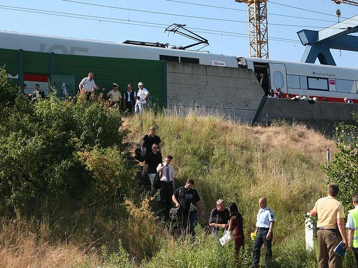 Fahrgäste eines ICE werden aus dem Zug zur Weiterreise in einen Bus geführt. Der ICE der Deutschen Bahn zuvor in eine Gruppe jugendlicher Graffiti-Sprayer gefahren. Ein Jugendlicher kam dabei ums Leben.