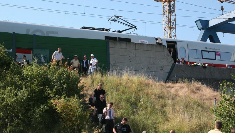Fahrgäste eines ICE werden aus dem Zug zur Weiterreise in einen Bus geführt. Der ICE der Deutschen Bahn zuvor in eine Gruppe jugendlicher Graffiti-Sprayer gefahren. Ein Jugendlicher kam dabei ums Leben. Fahrgäste eines ICE werden aus dem Zug zur Weiterreise in einen Bus geführt. Der ICE der Deutschen Bahn zuvor in eine Gruppe jugendlicher Graffiti-Sprayer gefahren. Ein Jugendlicher kam dabei ums Leben.
