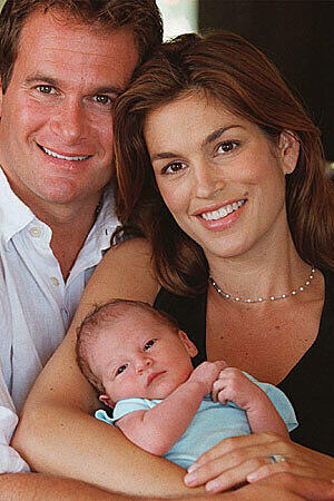 Crawford mit ihrem Mann Rande Gerber und ihrem Sohn. Zur Familie gehört außerdem noch eine süße Tochter.
