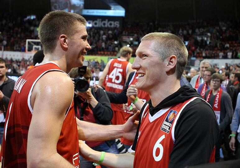Bayerns Basketballer siegen im Derby gegen Würzburg und setzen sich weiter im oberen Tabellendrittel fest - auch dank der prominenten Unterstützung durch die Fußballabteilung - die besten Bilder aus dem Audi Dome.