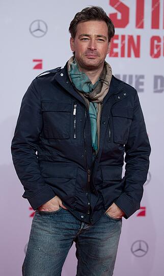 Dem Wetter entsprechend mit Schal auf dem roten Teppich: Schauspieler Jan Sosniak bei der "Stirb langsam 5.0"-Premiere in Berlin am Montagabend.
