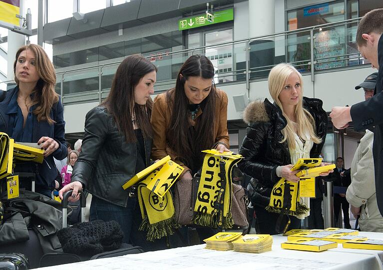 Auch der BVB ist nach London abgeflogen: Am Flughafen hatten die Dortmunder die Spielerfrauen dabei. Die Bilder.