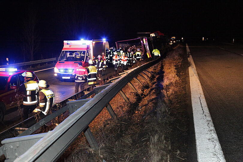 Ein LKW verunfallt auf der A 8 bei Frasdorf: Vollsperrung.