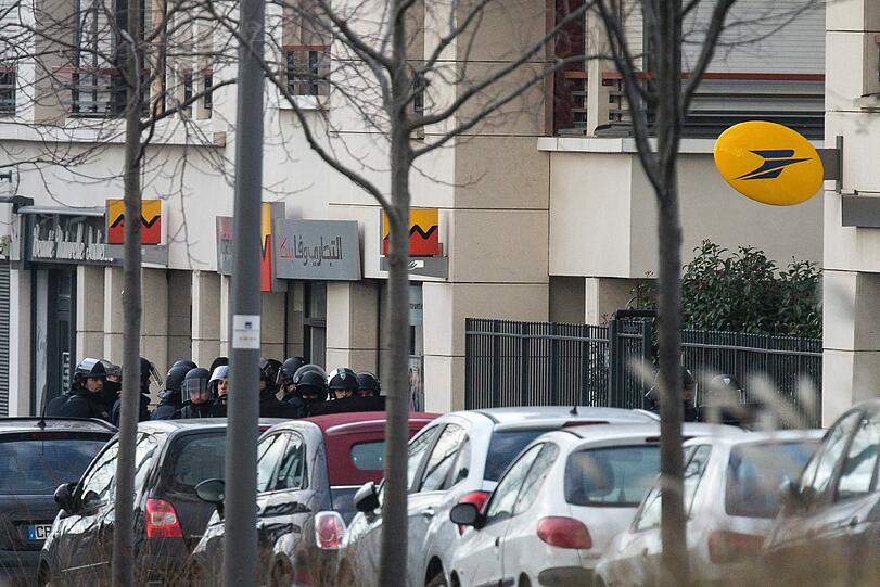 Mit zahlreichen Einsatzkräften war die französische Polizei vor Ort: Die Bilder aus Colombes.