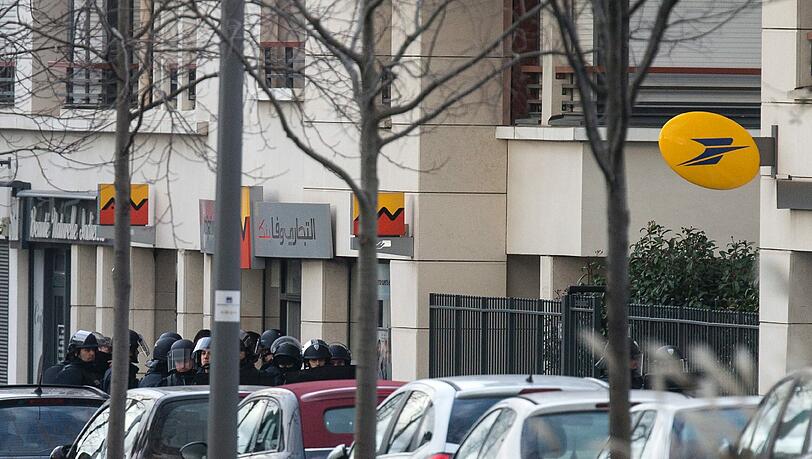 Mit zahlreichen Einsatzkräften war die französische Polizei vor Ort: Die Bilder aus Colombes. Mit zahlreichen Einsatzkräften war die französische Polizei vor Ort: Die Bilder aus Colombes.