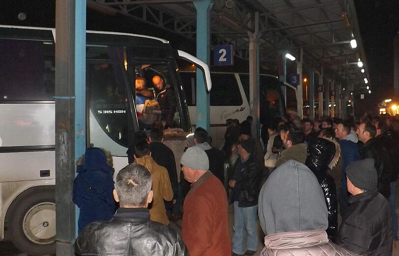Flüchtlinge warten in Pristina im Kosovo, um einen Platz in einem Bus nach Serbien zu bekommen. Über Serbien flüchten immer mehr Kosovaren nach Ungarn und in die Europäische Union