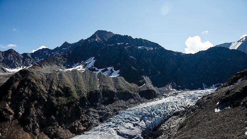 Blick über die Zunge des Gepatschferners auf die Schwarzwandspitze. Blick über die Zunge des Gepatschferners auf die Schwarzwandspitze.