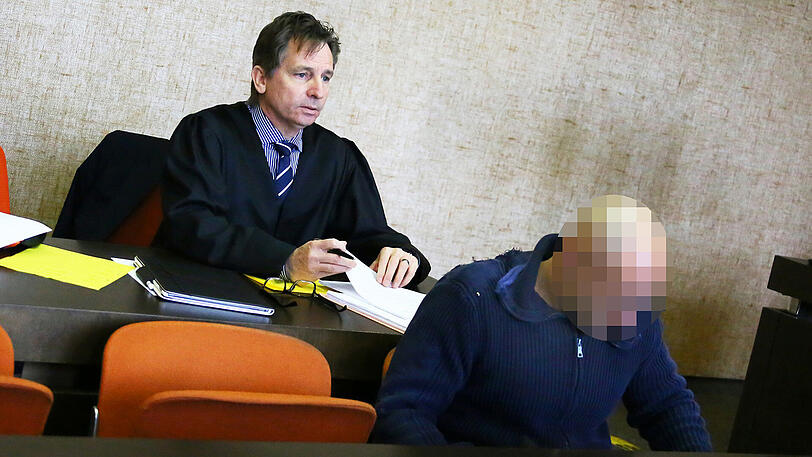 Christian F. sitzt wegen schweren Raubes auf der Anklagebank. Im Hintergrund sein Anwalt Harald Baumgärtl.