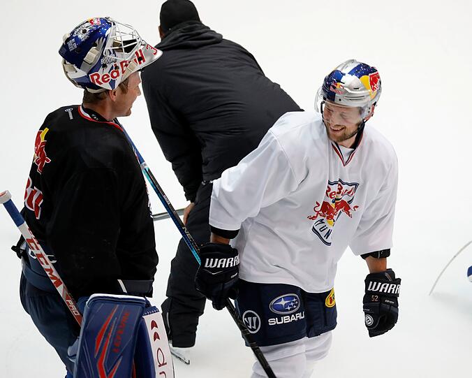 Eis-Trainingsauftakt beim EHC: Das Training leitet Co-Trainer Steve Walker, NHL-Star Dominik Kahun (r.) ist auch dabei.