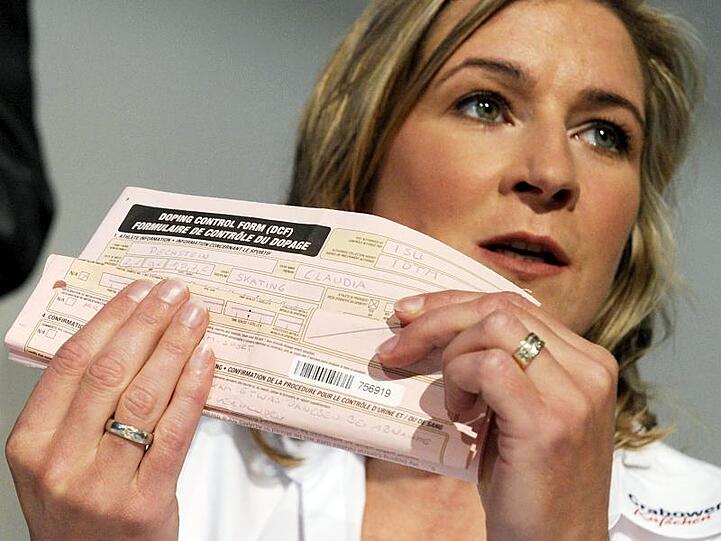 Claudia Pechstein zeigt bei einer Pressekonferenz ein Dopingkontrollformular.