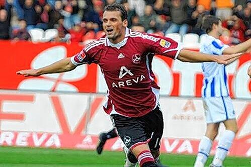 Welt, lass dich umarmen! Club-Torjäger Albert Bunjaku ist von den Tiefen der 3. Liga bis in die Schweizer Nationalmannschaft gestürmt &ndash; und deshalb überglücklich.