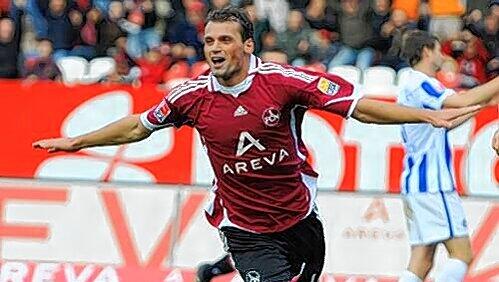 Welt, lass dich umarmen! Club-Torjäger Albert Bunjaku ist von den Tiefen der 3. Liga bis in die Schweizer Nationalmannschaft gestürmt – und deshalb überglücklich. Welt, lass dich umarmen! Club-Torjäger Albert Bunjaku ist von den Tiefen der 3. Liga bis in die Schweizer Nationalmannschaft gestürmt – und deshalb überglücklich.
