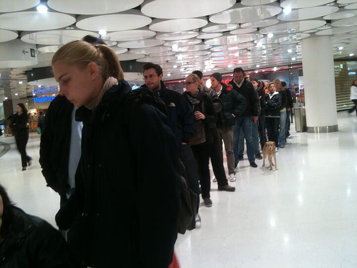 Großer Ansturm auf den Fanshop: Am Stachus sammelten sich am Mittwoch lange Schlangen - dort gibt es exklusiv die "Mia san rot-weiss"-Shirts fürs Finale.