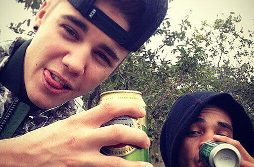 Auf einer Safari in Südafrika gönnte sich Justin Bieber ein Bierchen und prahlte damit auf instagram.