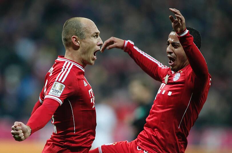 Arjen Robben (l.) erzielte beim 5:1-Sieg des FC Bayern München über Schalke 04 drei Tore.