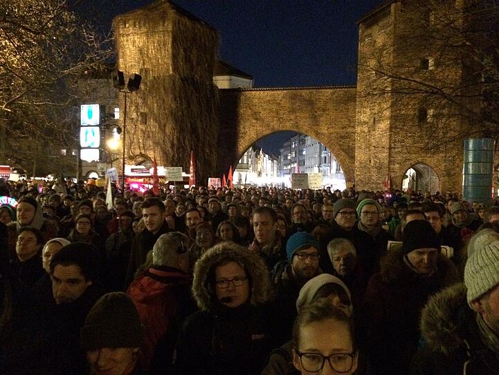 Derzeit ein montägliches Ritual in München: Nopegida vs. Pegida. Auch heute gehen wieder tausende Münchner gegen Hass und Ausgrenzung auf die Straße.