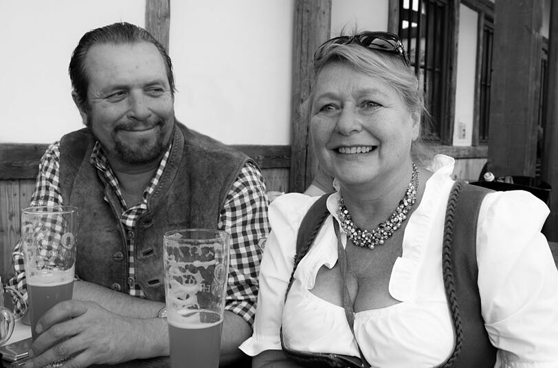 Andreas Giebel mit seiner Frau Karin im Weinzeltgarten.