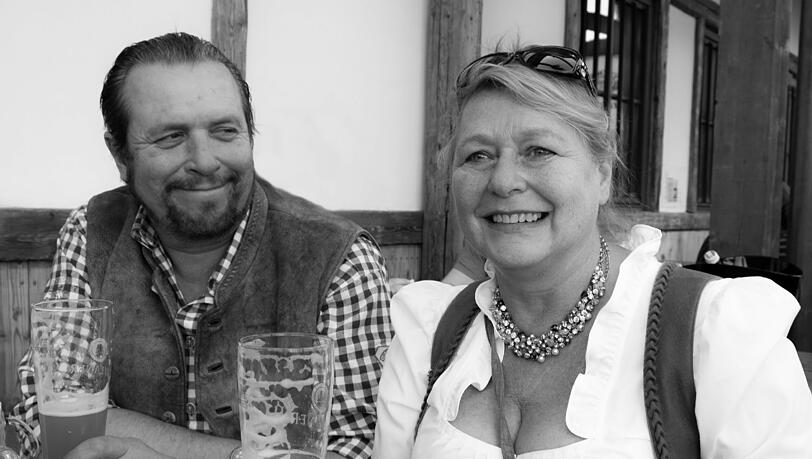 Andreas Giebel mit seiner Frau Karin im Weinzeltgarten. Andreas Giebel mit seiner Frau Karin im Weinzeltgarten.