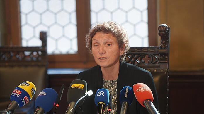 Gesundheitsreferentin Beatrix Zurek bei einer Pressekonferenz. (Archivbild)